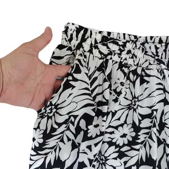 French Laundry Floral Print Joggers Cropped Pants Rayon Black White Size 1X - Picture 11 of 14